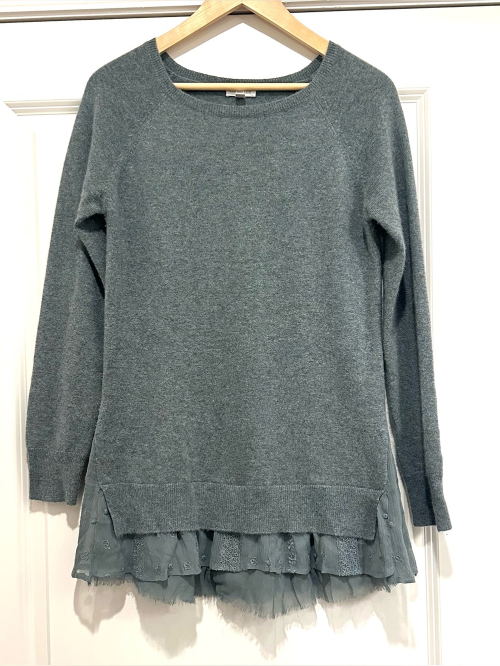 Garnet Hill Shirttail Cashmere Sweater in Green. Size S